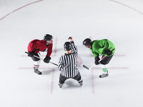 Eishockey-Schiedsrichter beim Eröffnungsspiel zwischen Gegnern, lizenzfreies Stockfoto