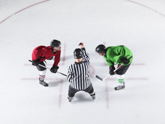 Eishockey-Schiedsrichter beim Eröffnungsspiel zwischen Gegnern - CAIF11171