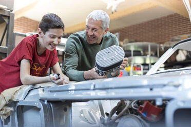 Vater und Sohn bauen einen Automotor um - CAIF11255