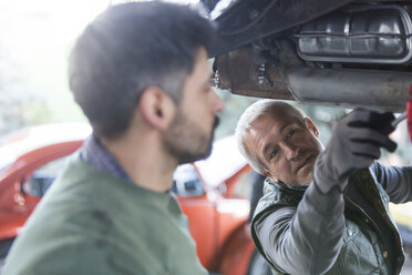Mechaniker reparieren Auto in Autowerkstatt - CAIF11260