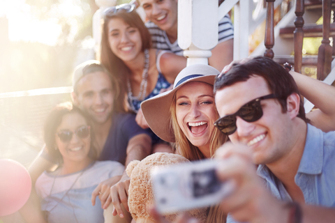 Freunde machen Selfie im Freien, lizenzfreies Stockfoto