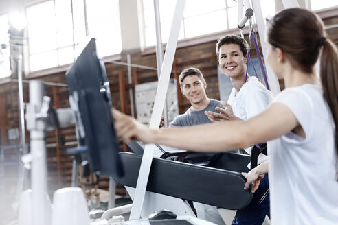 Physiotherapeuten mit Mann auf dem Laufband - CAIF11342