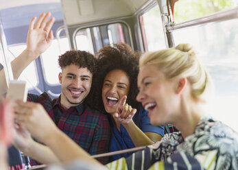 Enthusiastische Freunde machen Selfie im Bus - CAIF11429