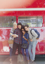 Freunde machen ein Selfie neben einem Doppeldeckerbus - CAIF11454