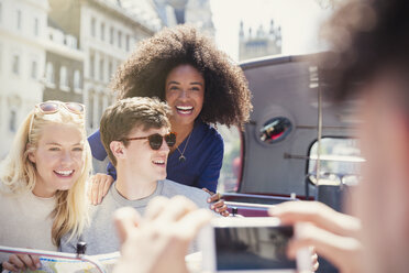 Enthusiastische Freunde werden im Doppeldeckerbus fotografiert - CAIF11457