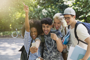 Begeisterte College-Studenten machen Selfie im Park - CAIF11459