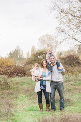 Porträt lächelnd Familie im Herbst Park - CAIF11550