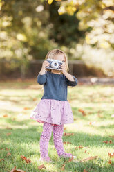 Kleines Mädchen mit Retro-Kamera im Herbstpark - CAIF11552