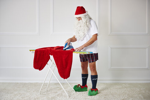 Der Weihnachtsmann bügelt seine Hose - ABIF00115