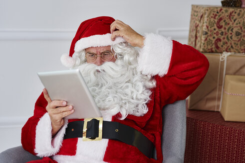 Porträt des Weihnachtsmannes mit Tablet - ABIF00119