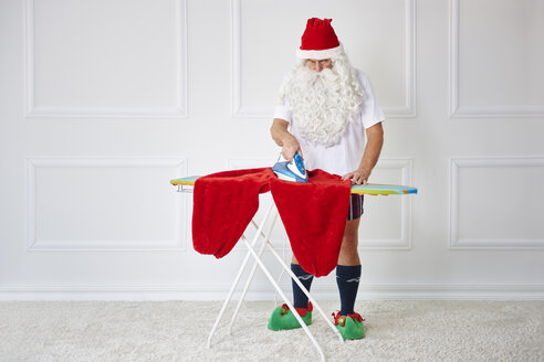 Der Weihnachtsmann bügelt seine Hose - ABIF00126