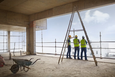 Bauarbeiter auf einer Hochhausbaustelle - CAIF11592