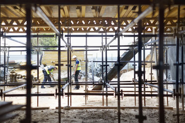 Bauarbeiter bei der Arbeit auf der Baustelle - CAIF11594