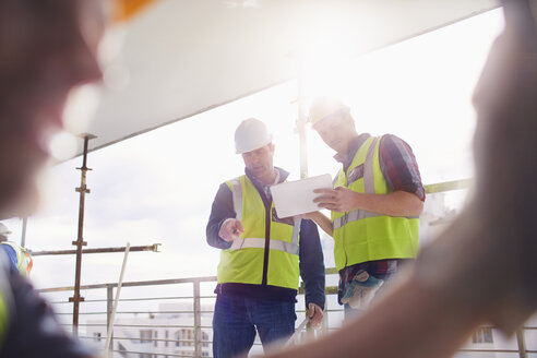 Bauarbeiter mit digitalem Tablet auf der Baustelle - CAIF11600