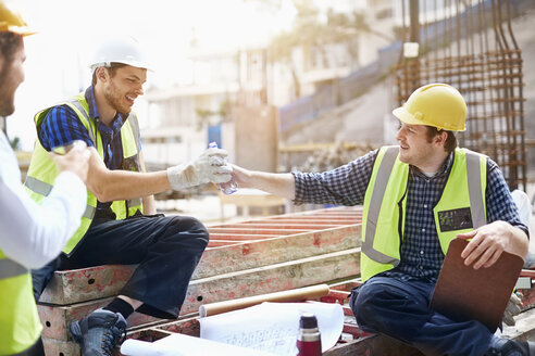 Bauarbeiter und Ingenieur bei der Kaffeepause auf der Baustelle - CAIF11605
