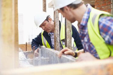 Bauarbeiter bei der Prüfung eines Bauwerks auf der Baustelle - CAIF11644