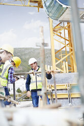 Bauarbeiter beim Zusammenbau einer Struktur auf einer Hochhausbaustelle - CAIF11648