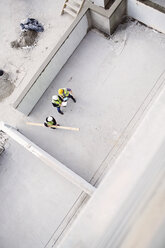 Draufsicht auf Bauarbeiter auf einer Baustelle - CAIF11650