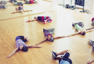 Gymnastikkurs mit gedrehtem Stretching im Studio - CAIF11692