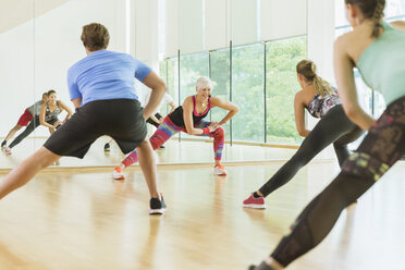 Fitness-Trainerin leitet Aerobic-Kurs - CAIF11702