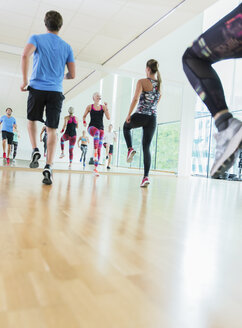 Fitness-Trainerin leitet Aerobic-Kurs - CAIF11714