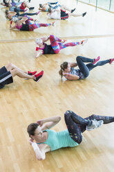 Sportkurs mit Fahrrad-Sit-ups im Fitnessstudio - CAIF11739