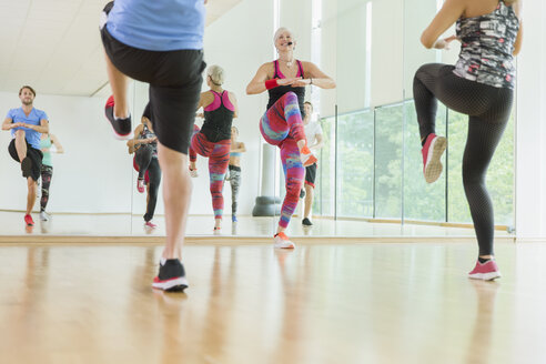 Fitness-Trainerin leitet Aerobic-Kurs - CAIF11744