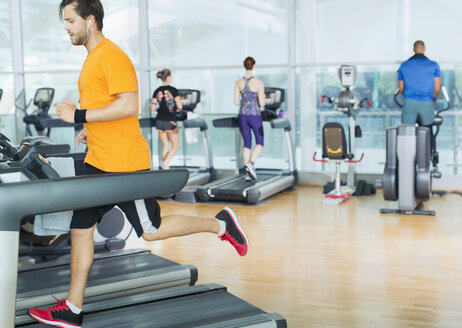 Mann läuft auf dem Laufband im Fitnessstudio - CAIF11756