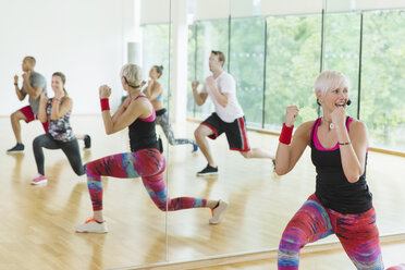 Fitness-Trainerin leitet Aerobic-Kurs - CAIF11758