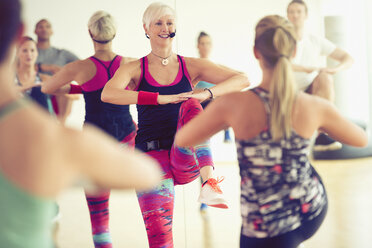 Fitness-Trainerin leitet Aerobic-Kurs - CAIF11768