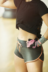 Midsection fit Frau trägt kurze Laufshorts im Fitnessstudio - CAIF11801