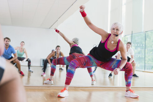 Fitness-Trainerin leitet Aerobic-Kurs - CAIF11826