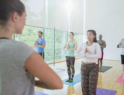 Yogastunde mit Händen in Gebetshaltung - CAIF11832