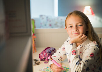 Porträt lächelnd Mädchen Färbung im Schlafzimmer - CAIF11845