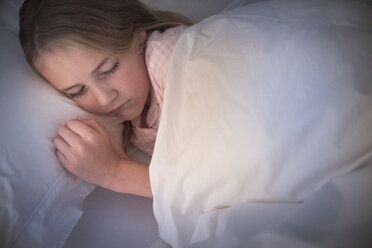 Gelassenes Mädchen schläft im Bett - CAIF11882