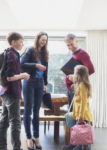 Familie bereitet sich darauf vor, das Haus am Morgen zu verlassen, lizenzfreies Stockfoto