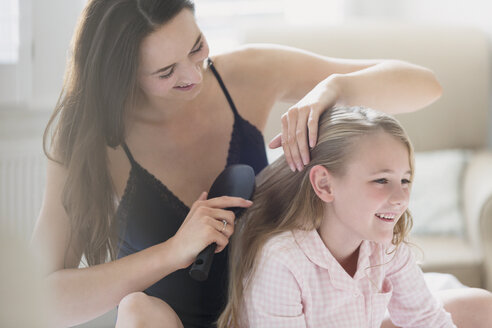 Mutter bürstet die Haare ihrer Tochter - CAIF11900