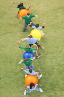 Teamkollegen bei der Teambuilding-Aktivität Fitnessball - CAIF11924