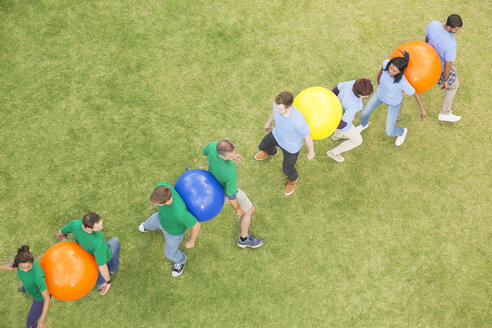 Teamkollegen bei der Teambuilding-Aktivität Fitnessball - CAIF11927