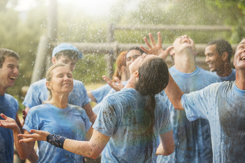 Enthusiastisches Team genießt den Regen im Bootcamp - CAIF11930