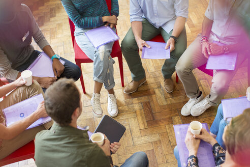 Gruppentherapiesitzung mit Kreisbildung - CAIF11942