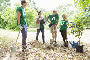 Freiwillige Umweltschützer pflanzen einen neuen Baum - CAIF11982