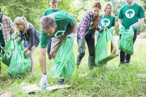 Freiwillige Umweltschützer beim Müllsammeln - CAIF11994