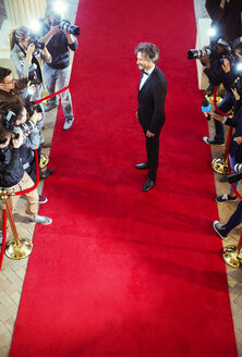 Prominente, die von Paparazzi bei einer Veranstaltung auf dem roten Teppich fotografiert werden - CAIF12027