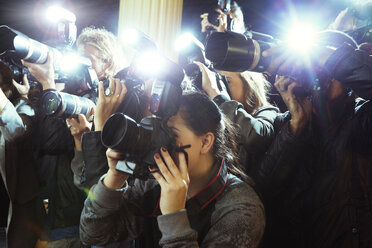 Paparazzi-Fotografen, die die Veranstaltung fotografieren - CAIF12031