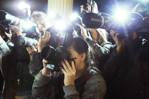 Paparazzi-Fotografen, die die Veranstaltung fotografieren - CAIF12031