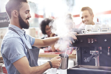 Barista dampft Milch im Café - CAIF12039