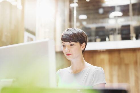 Geschäftsfrau arbeitet am Computer im Büro - CAIF12059