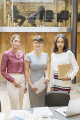 Porträt selbstbewusste Geschäftsfrauen im Büro - CAIF12070