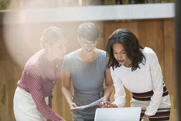 Geschäftsfrauen arbeiten am Laptop im Büro - CAIF12071